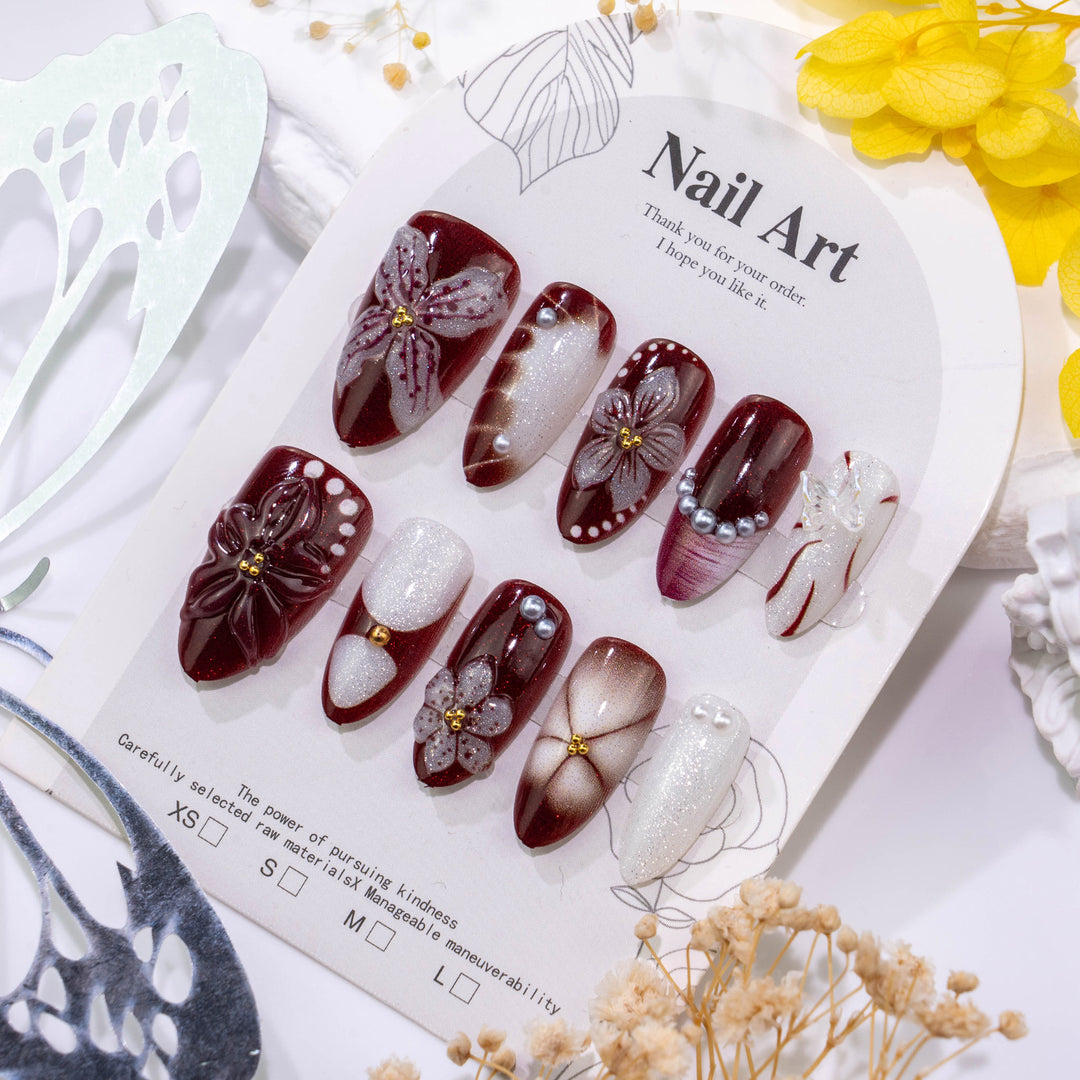 Dekorativer Press-On-Nagelset mit floralen und Edelsteinakzenten