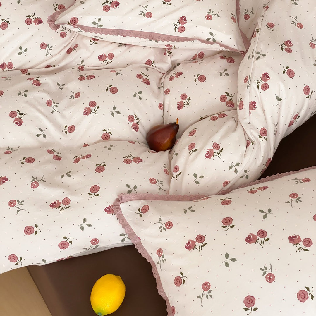 Fein gewebte Baumwoll-Perkal-Bettwäschegarnitur mit zartem Blumenprint und gehäkelter Spitzenkante
