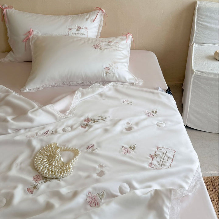 Elegantes Satin-Bettwäsche-Set mit zarter Rosenstickerei, Spitzenkante und Zierschleifen