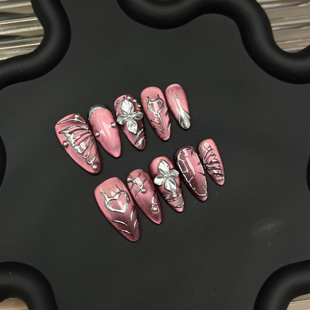 Dekorativer Press-On-Nagelset mit künstlerischen Elementen