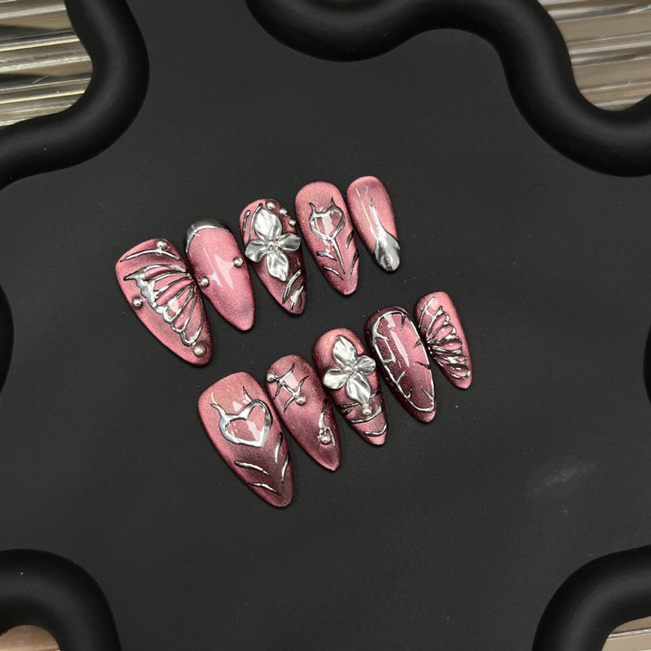 Dekorativer Press-On-Nagelset mit künstlerischen Elementen