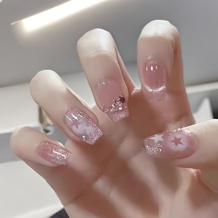 Glamouröse Kunstfingernägel mit Zarten Blüten- und Glitzereffekten Karnz