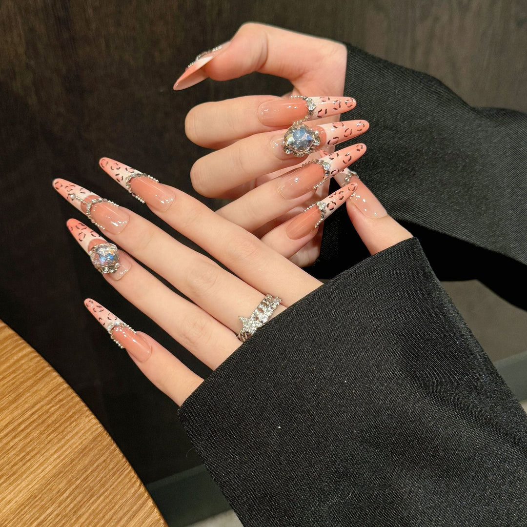 Künstlerische Stiletto Press-On Nägel mit glitzernden Akzenten