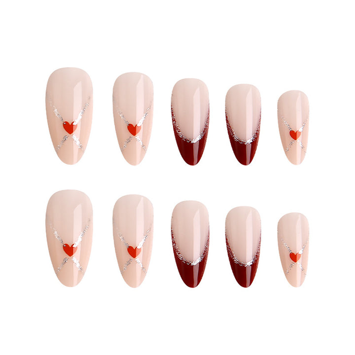 Kunstnägel mit Herzmotiven und Glitzerdetails Karnz