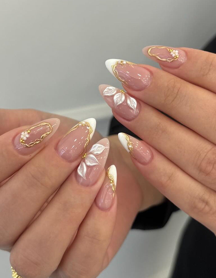 Elegante Press-On Nagelkunst mit goldenen Akzenten Karnz