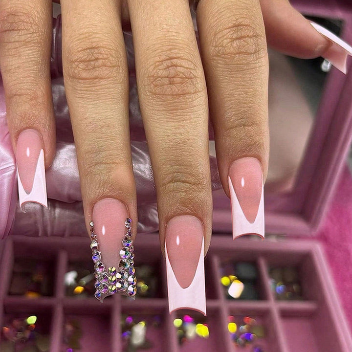 Stylische Nagelverlängerungen mit Glitzer-Design Karnz