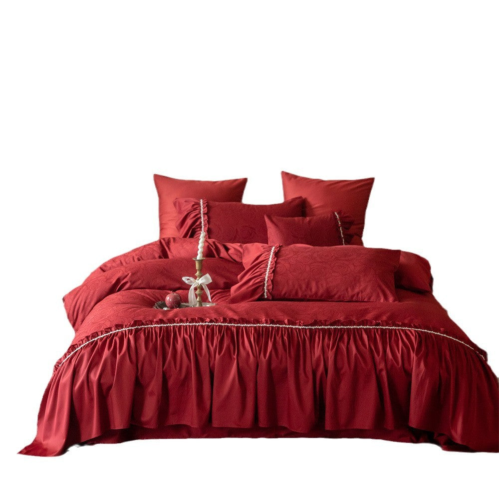 Opulentes Bettwäscheset im Vintage‑Stil mit gerafftem Bettüberwurf und Zierborte