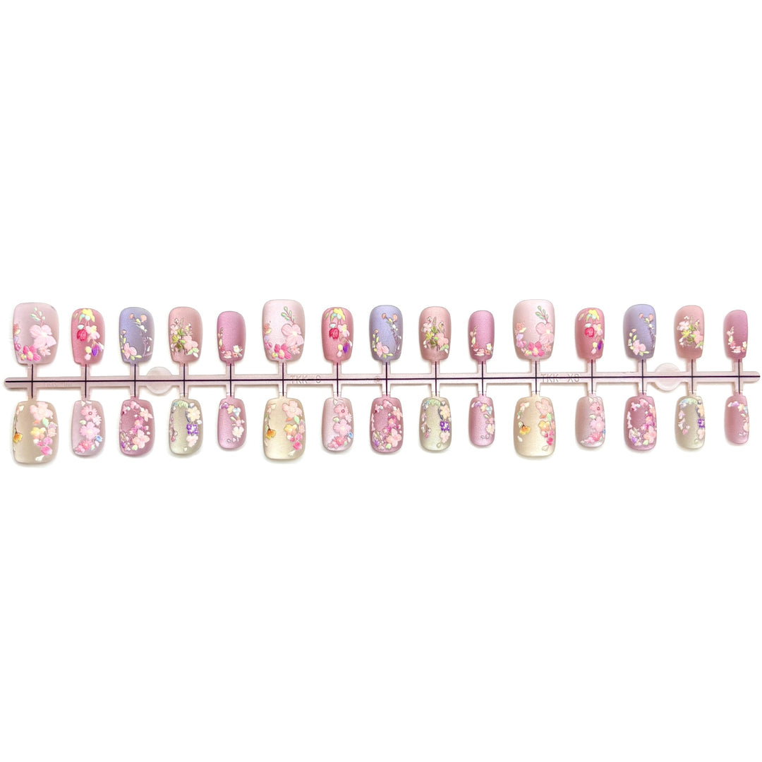Blumenverzierte Press-On Nail-Kollektion