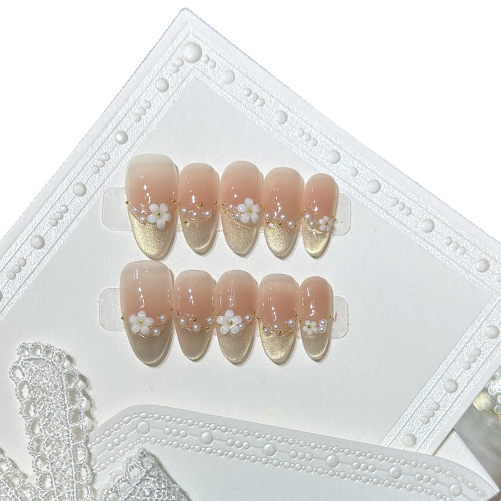 Dekoratives Press-On Nagelkunstset mit floralen Akzenten Karnz