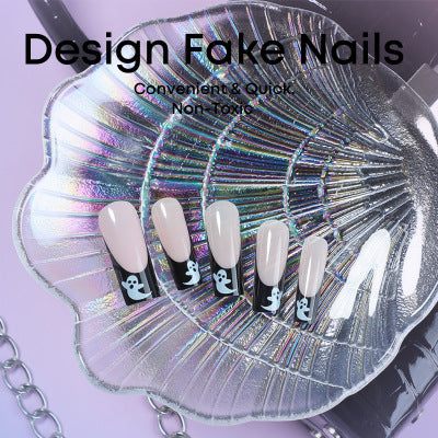 Kreatives Halloween Kunstnagelset mit gruseligen Geisterdesigns und Glitzer Karnz