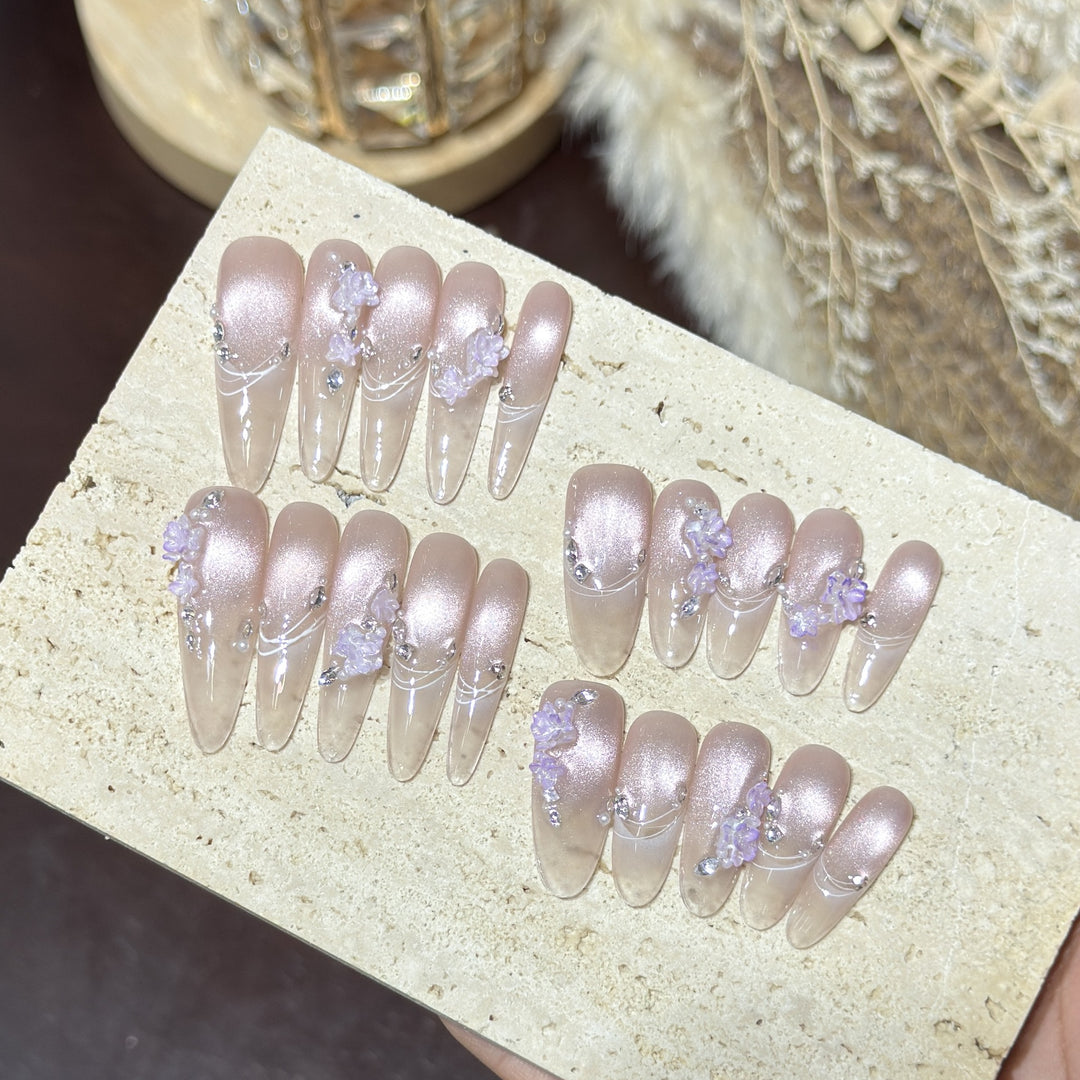 Elegantes Press-On-Nagelset mit floralen Verzierungen