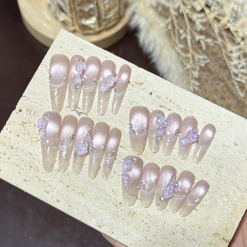 Elegantes Press-On-Nagelset mit floralen Verzierungen