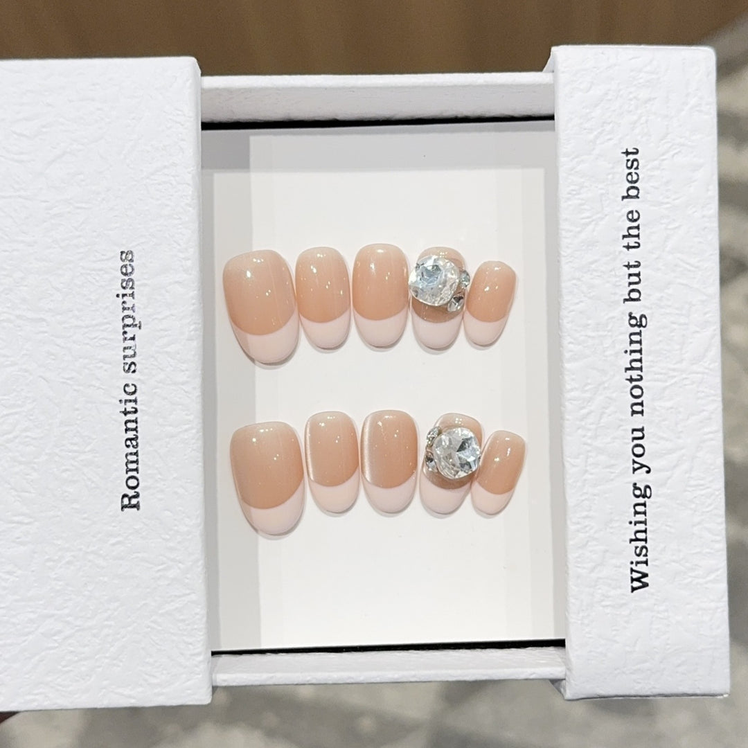 Kunstnagelspitzen mit Eleganten Strassakzenten Karnz