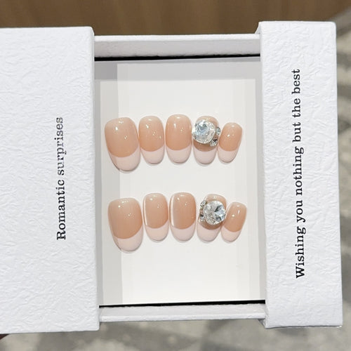 Kunstnagelspitzen mit Eleganten Strassakzenten Karnz