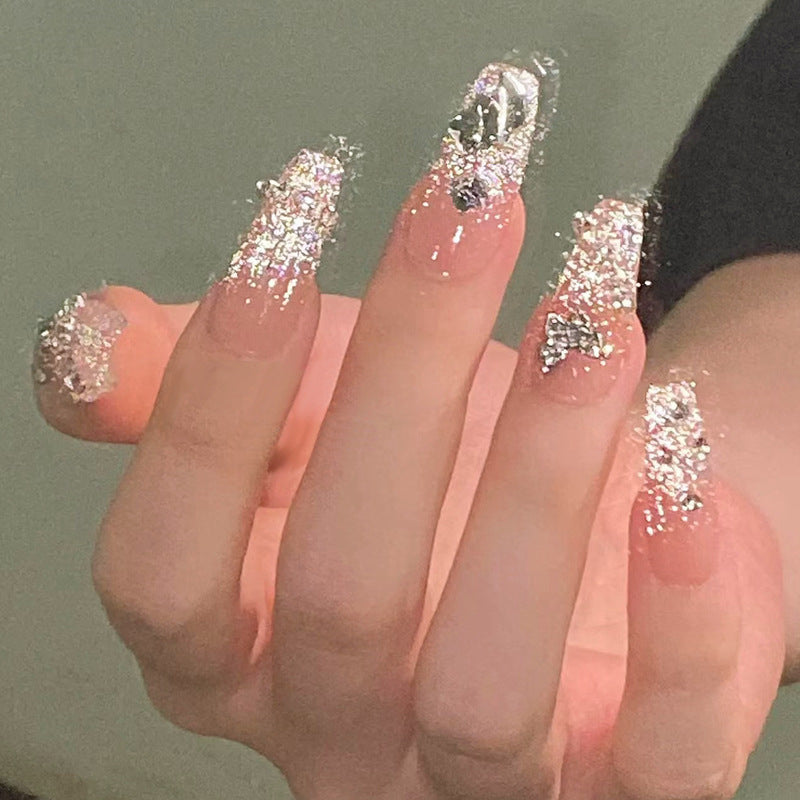 Glamouröse Kunstnägel mit funkelnden Strass und eleganten Designs Karnz