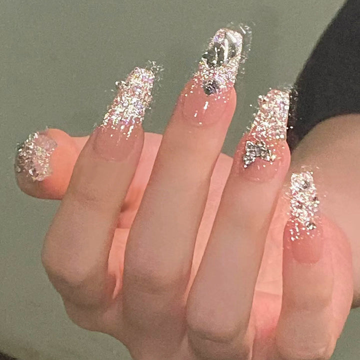 Glamouröse Kunstnägel mit funkelnden Strass und eleganten Designs Karnz