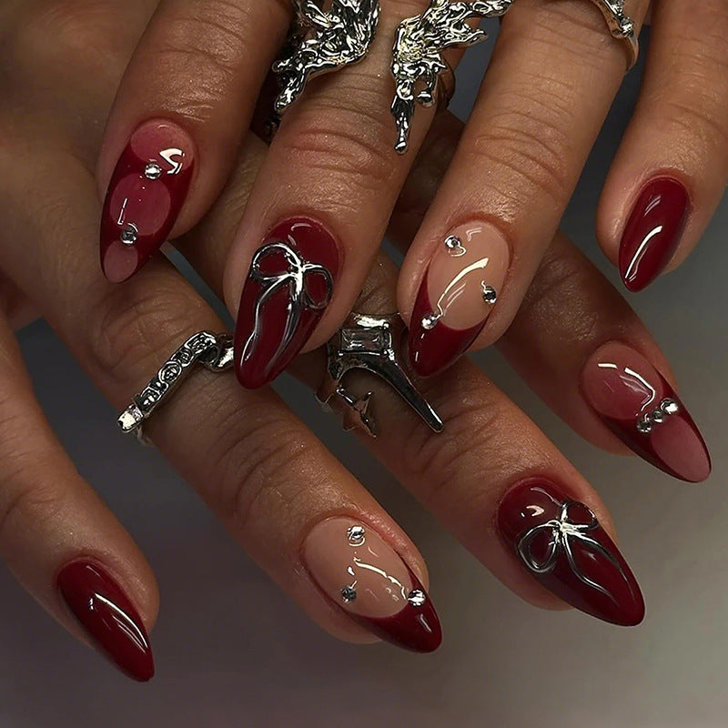 Kunstnagelset mit luxuriösen Glitzer- und Edelsteinverzierungen Karnz