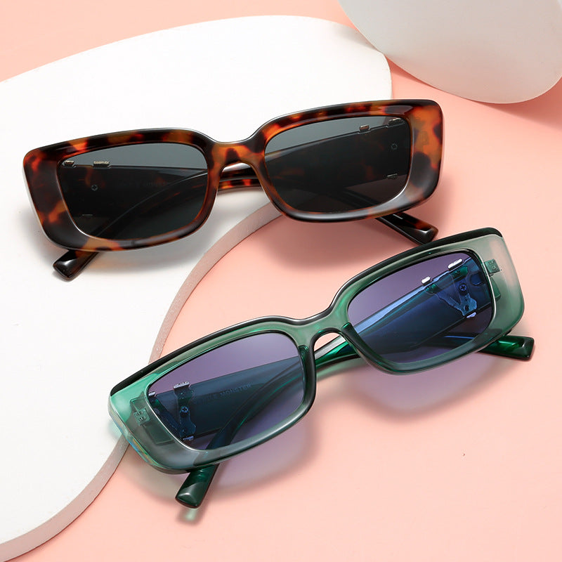 Damen Modische Sonnenbrille mit luxuriösem Tortoise-Design und goldenen Akzenten Karnz