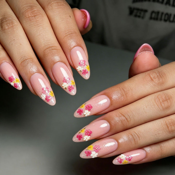 Kunstnägel mit Floralen Akzenten Karnz
