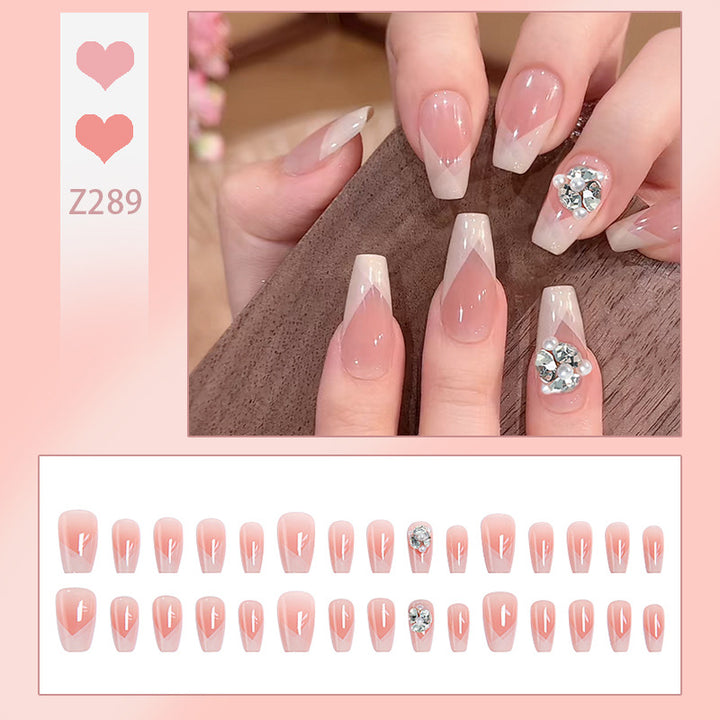 Kunstnagelset mit filigranen Spitzendesigns und glamourösen Strassakzenten Karnz