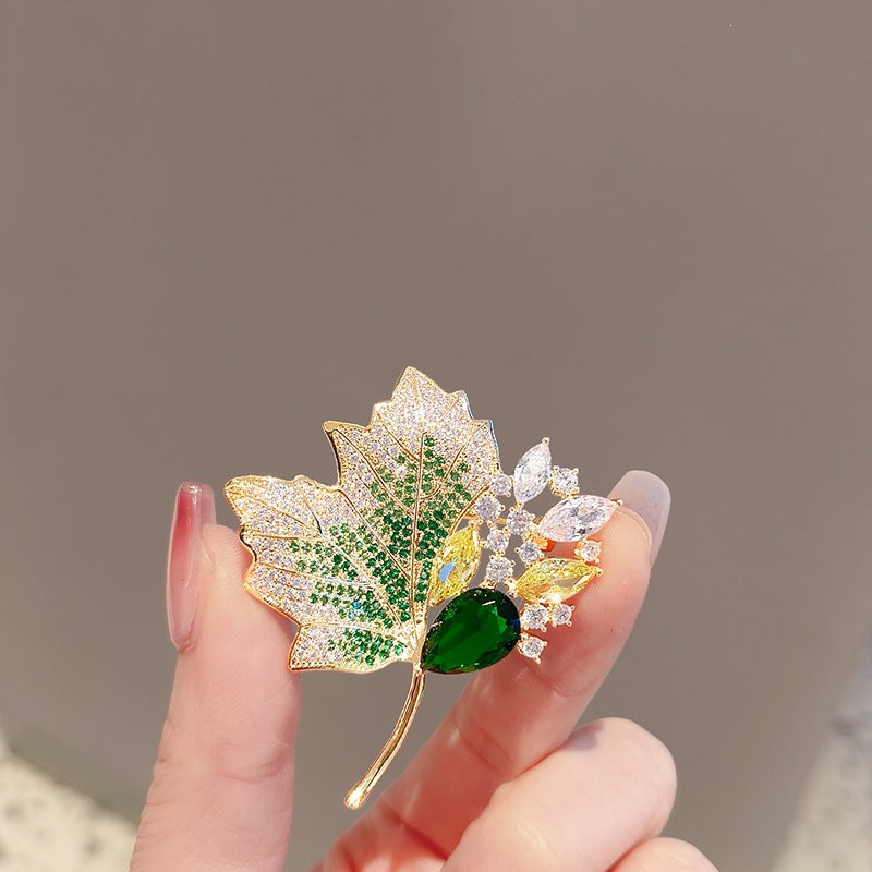 Exquisite Blätterbrosche mit Funkelnden Kristallen Karnz
