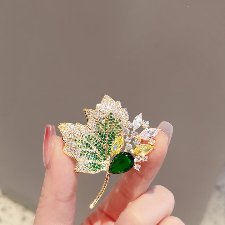 Exquisite Blätterbrosche mit Funkelnden Kristallen Karnz
