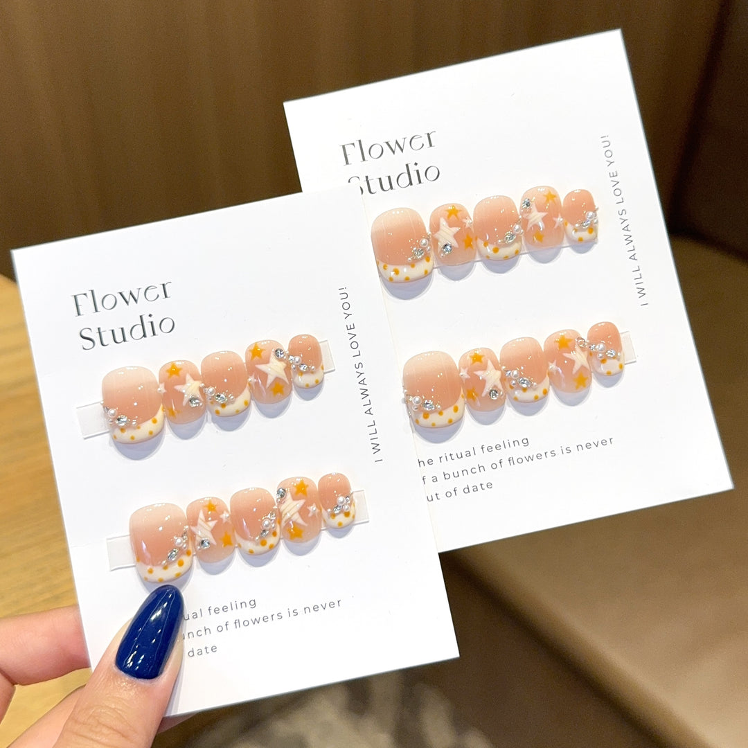Kunstnägel Im Eleganten Blüten-Design Karnz
