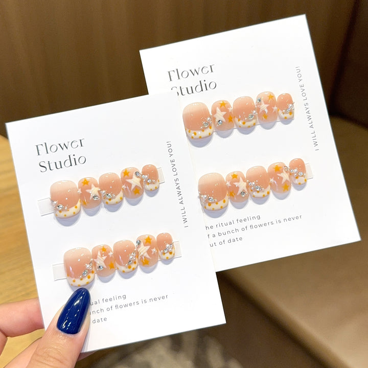 Kunstnägel Im Eleganten Blüten-Design Karnz