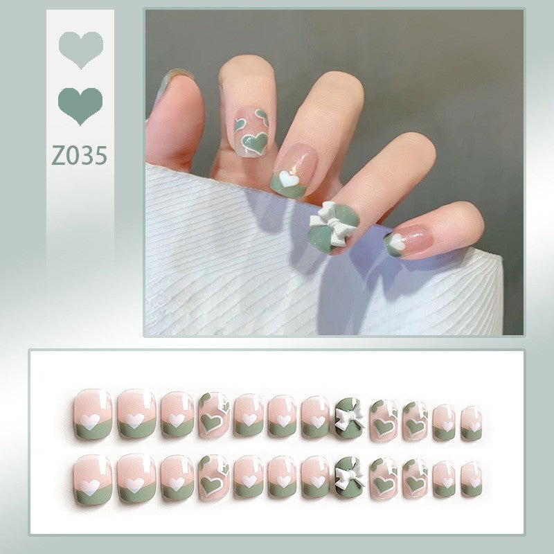 Kunstnagelset mit eleganten Glitzerverzierungen und schimmernden Akzenten Karnz