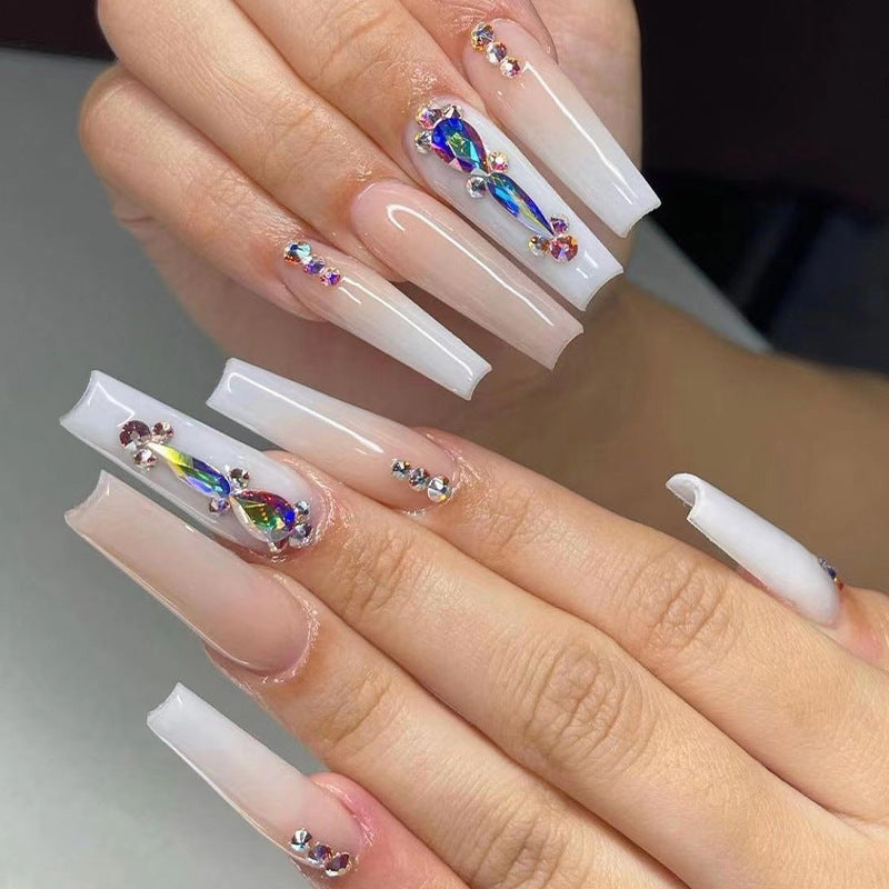 Nagelkunst mit Herz- und Lippenmotiven Karnz