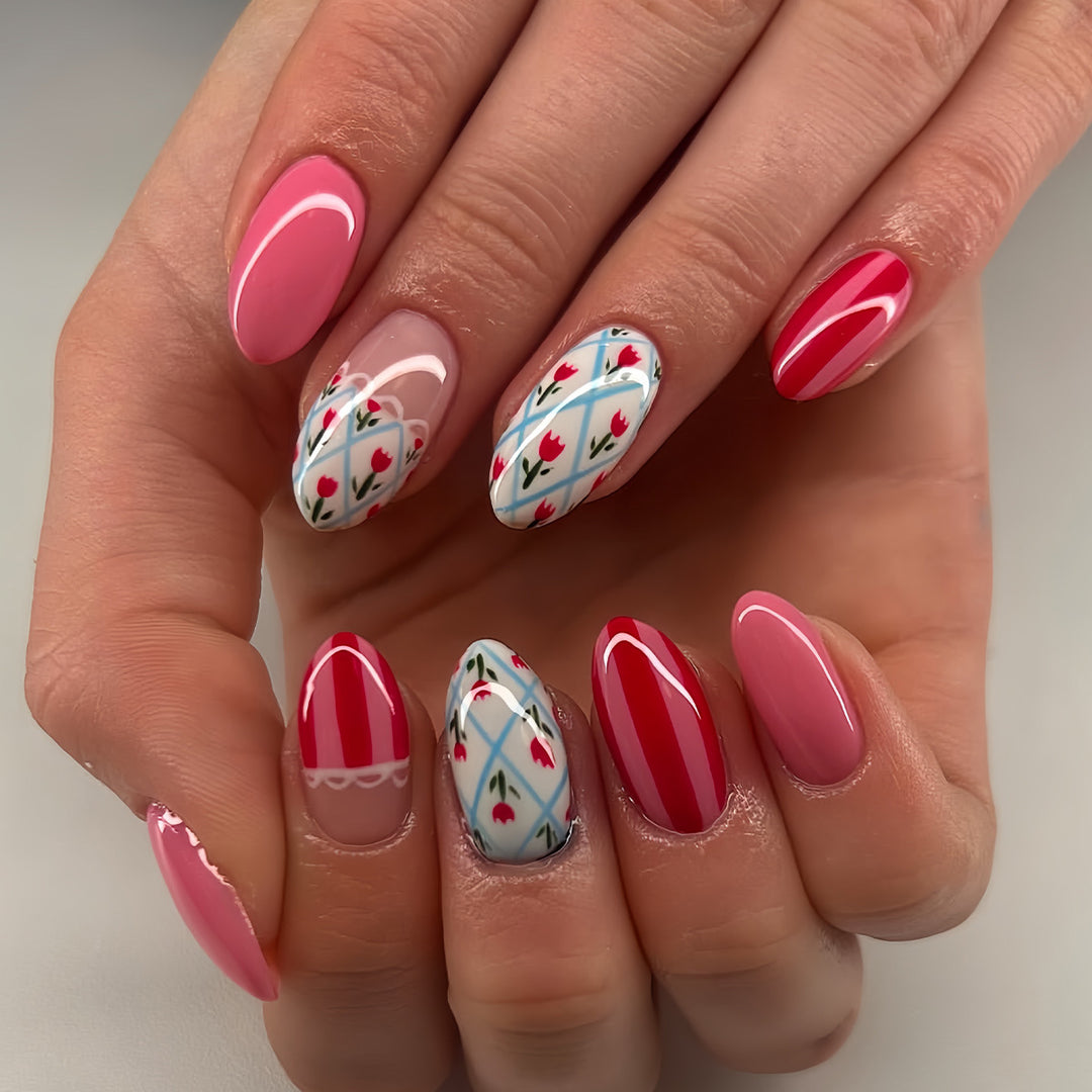 Künstlerisches Floral gemustertes Press-On Nail Art Set Karnz