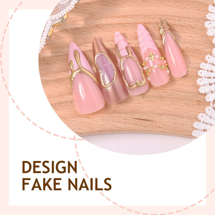 Kunstnagelset mit glamourösen Goldakzenten und eleganten Designs Karnz