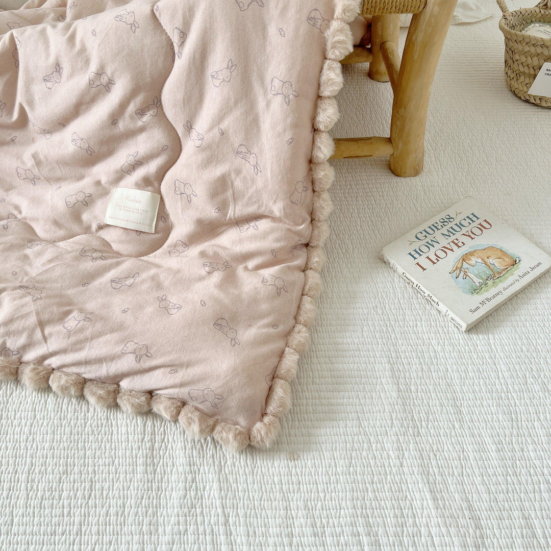 Kuscheldecke Baby-Steppdecke mit Plüschfutter und Hasenmotiv