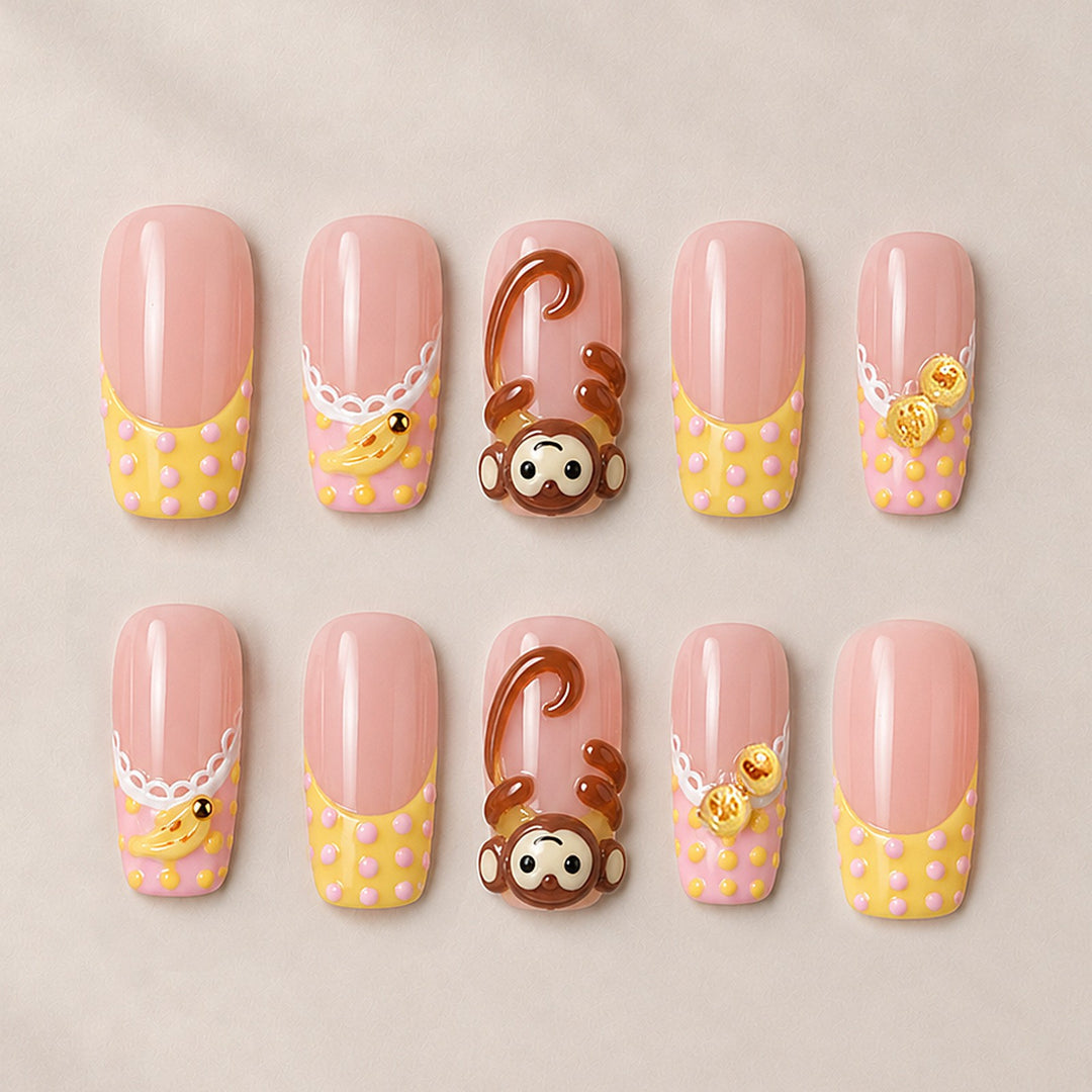Kunstnagelset mit verspielten Tiermotiven und eleganten Verzierungen Karnz