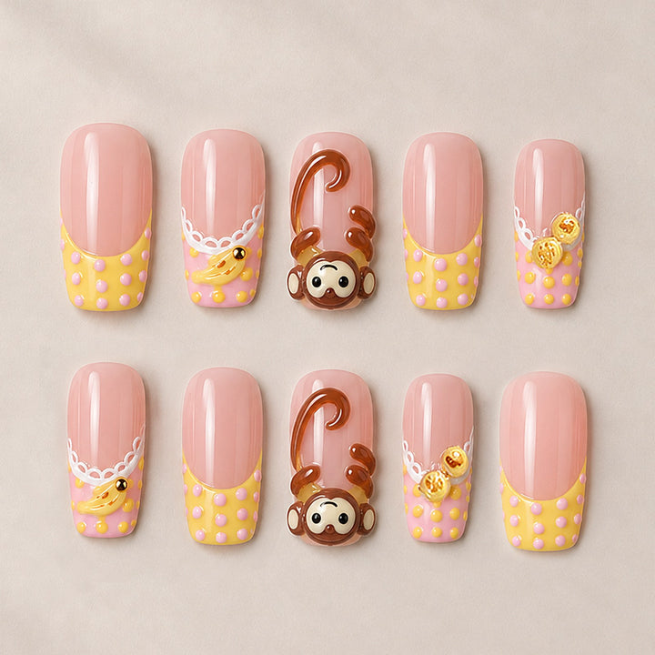 Kunstnagelset mit verspielten Tiermotiven und eleganten Verzierungen Karnz