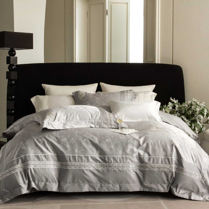 Luxuriöses Satin-Bettwäsche-Set mit filigraner Stickerei