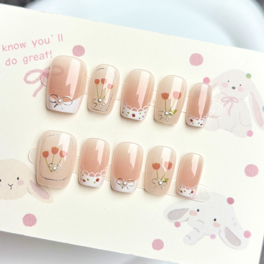 Dekoratives Press-On Nagelkunst-Set mit floralem und verspieltem Design