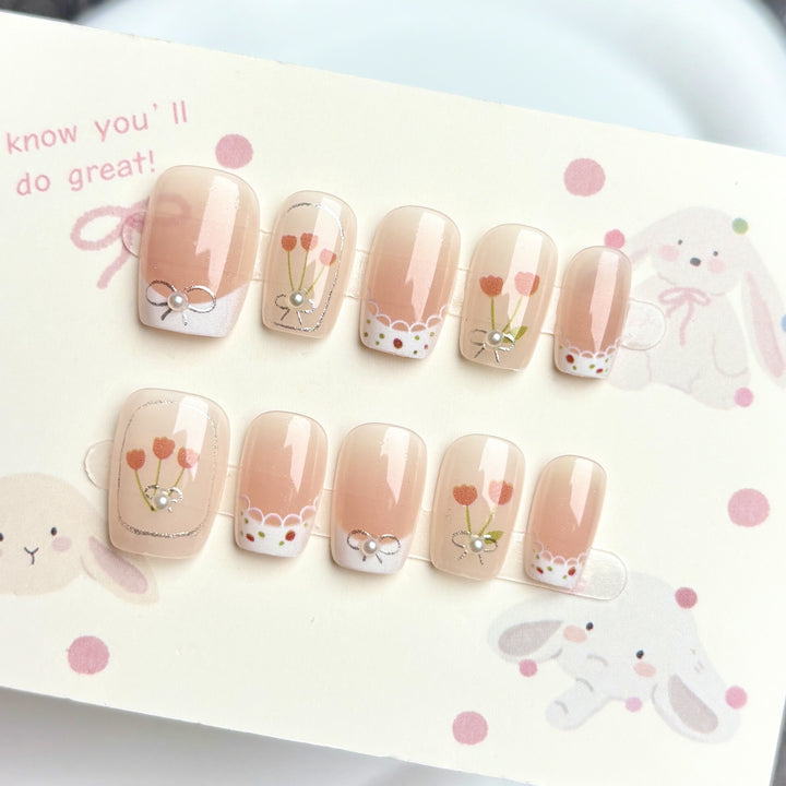 Dekoratives Press-On Nagelkunst-Set mit floralem und verspieltem Design