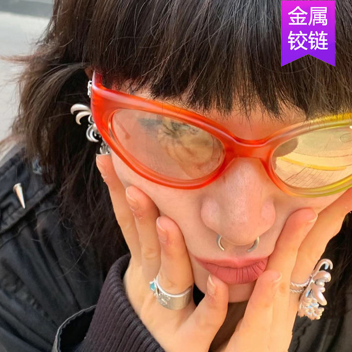 Damen modische Sonnenbrille mit außergewöhnlicher Form und kontrastierenden Farbakzenten Karnz