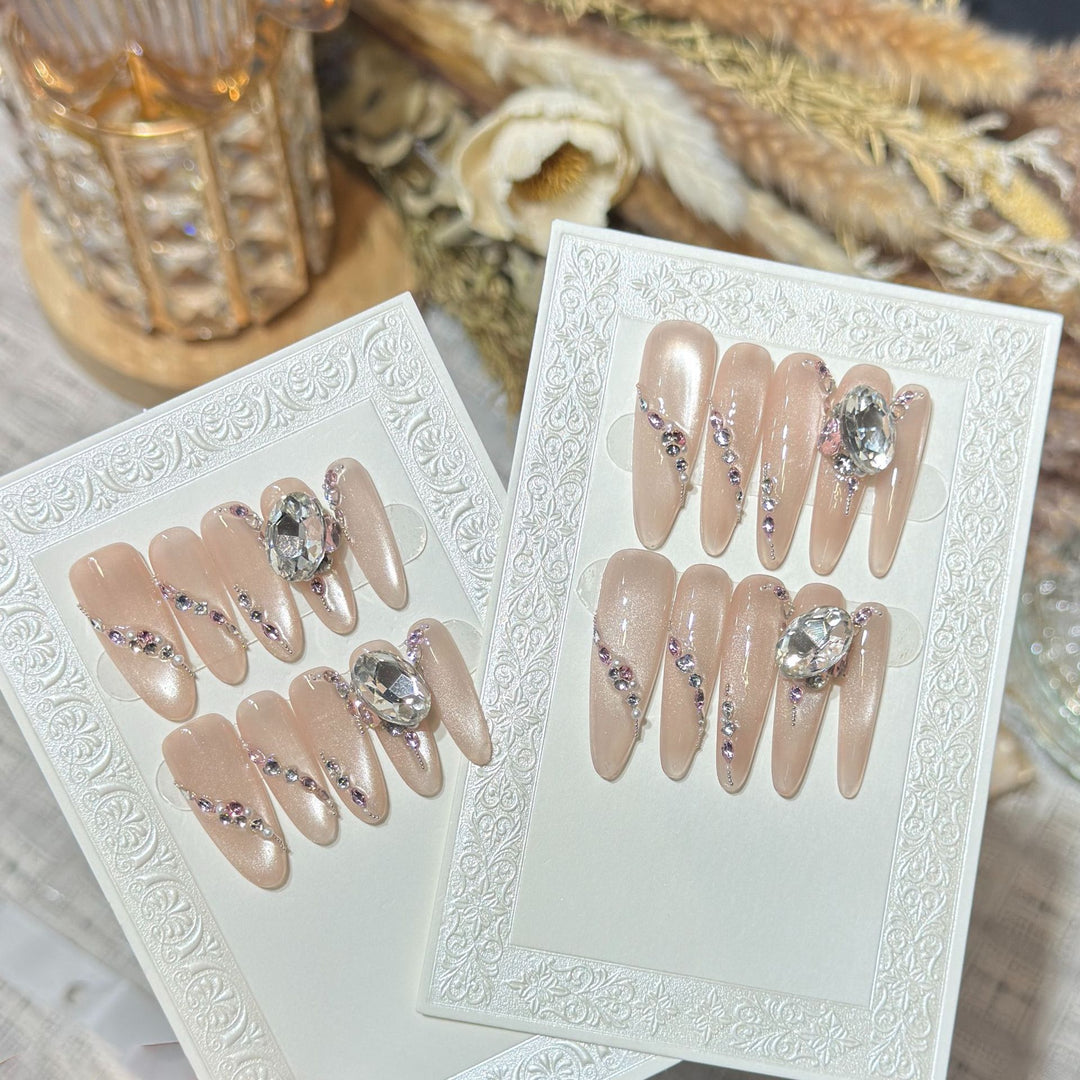 Luxuriöses aufklebbares Nagelset mit Strass-Akzenten