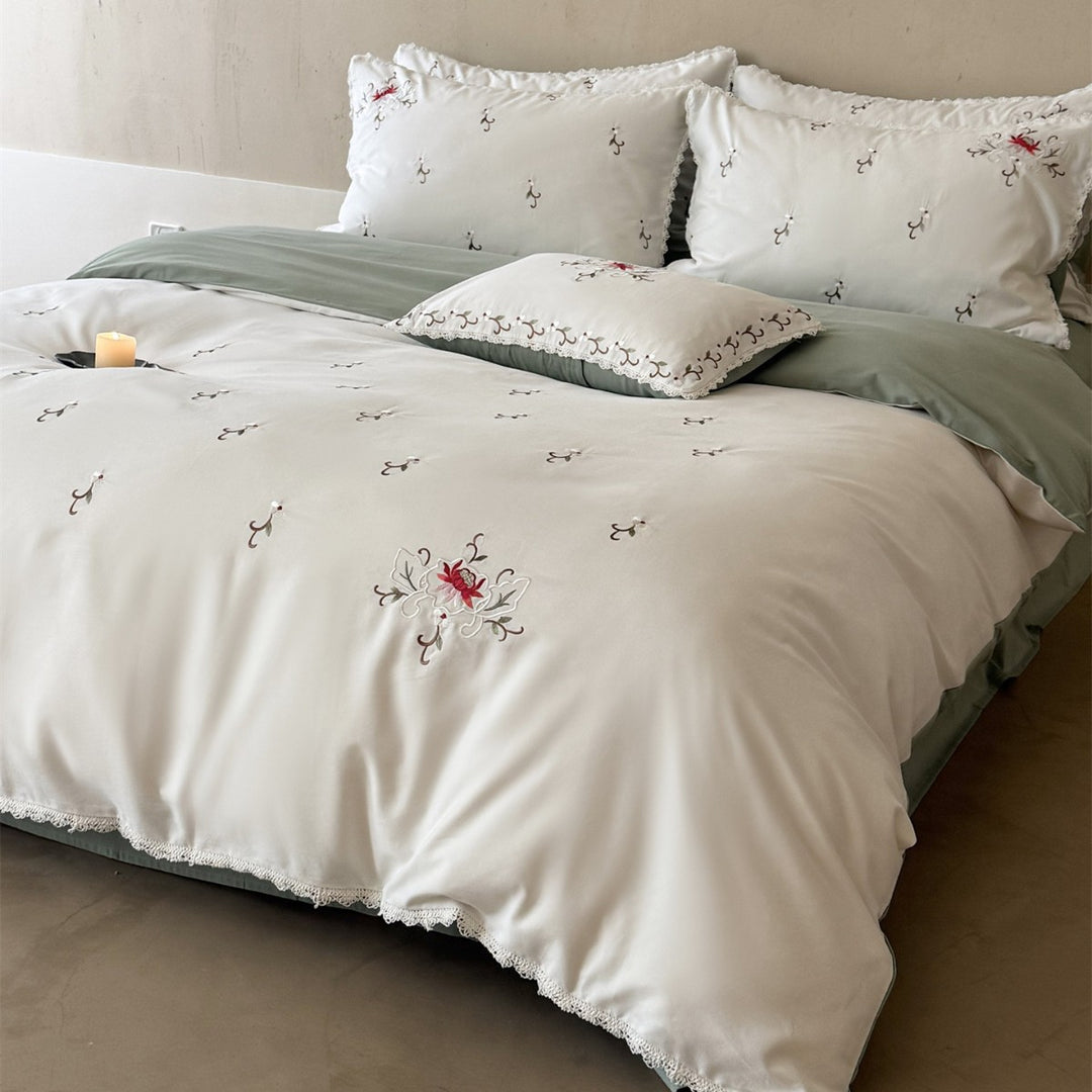 Botanisch bestickter Baumwollsatin Bettbezug mit gewelltem Spitzenrand