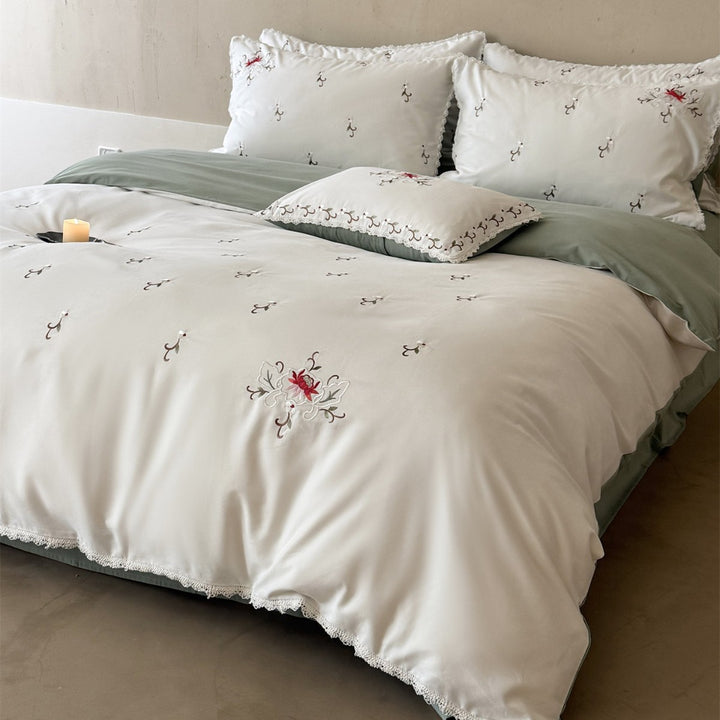 Botanisch bestickter Baumwollsatin Bettbezug mit gewelltem Spitzenrand