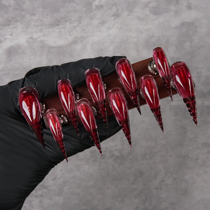 Künstlerische Stiletto Press-On Nägel mit glänzendem Finish