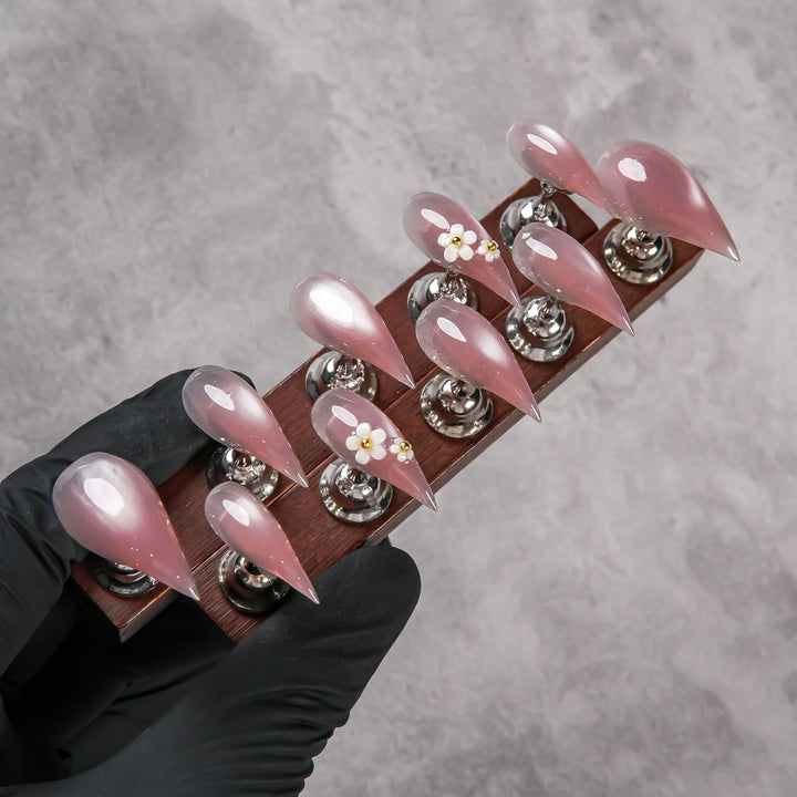 Elegantes Stiletto Press-On Nagelset mit Blumenverzierungen