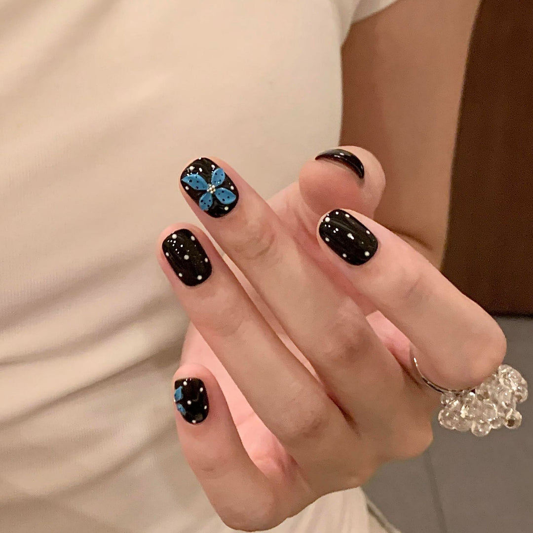 Kunstnägel mit Buntem Blumendesign Karnz