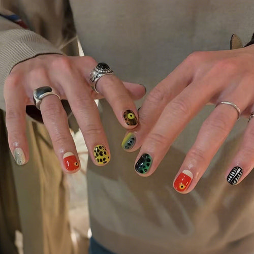 Kunstnagelset mit kreativen Tier- und Farbdesigns Karnz