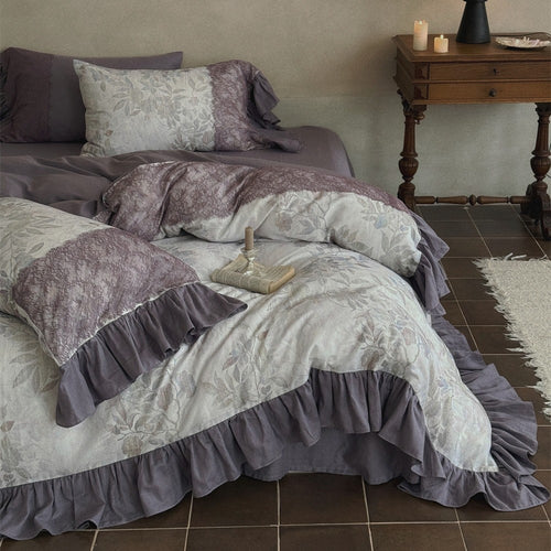 Bettgarnitur mit Jacquard‑Paneelen, Volant‑Bettrock und Wendekissen
