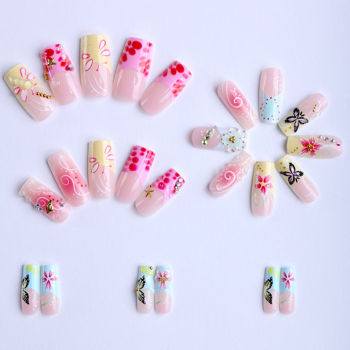 Kunstvolle Fingernägel mit Floralen Akzenten und Glitzer Karnz