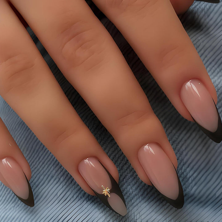 Kunstnagelset mit elegantem Spitzen-Design und Glitzerdetails Karnz