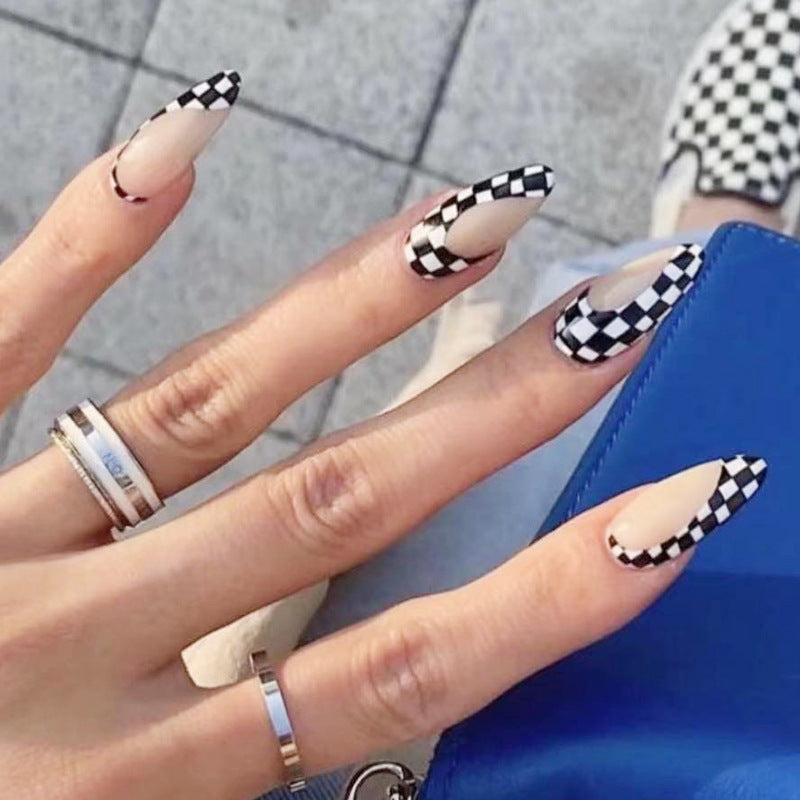 Kunstvolle Nagelverlängerungen mit elegantem Blattmuster Karnz